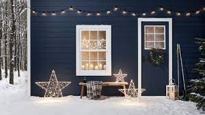 How to Clean Outdoor Christmas Decorations